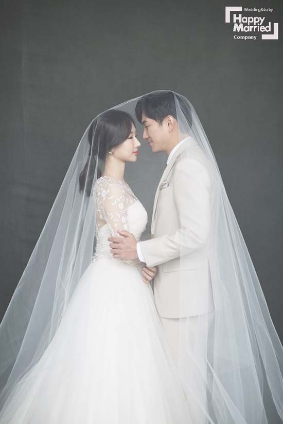 V.O.S 멤버 김경록이 그룹의 마지막 주자로 품절남 대열에 합류한다. /해피메리드컴퍼니, 웨딩디렉터봉드, 모니카블랑쉬, 메이든스튜다오, 정민경스타일리스트 제공