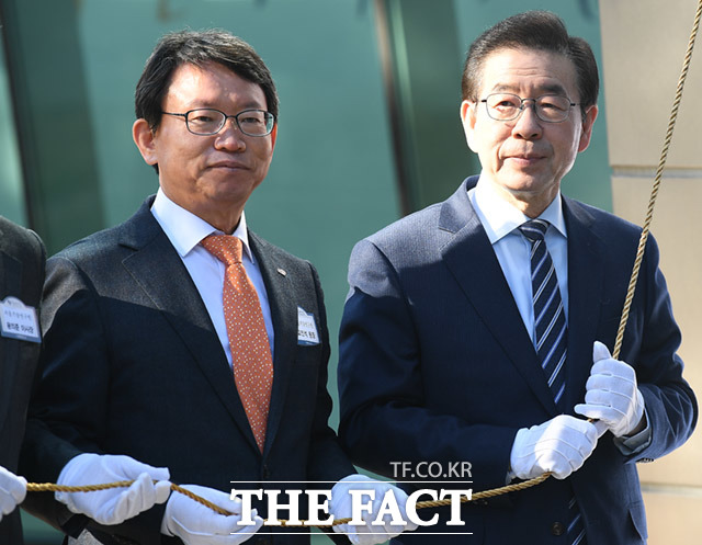 고인석 서울기술연구원장(왼쪽)과 박원순 서울시장이 현판식에 참석하고 있다.