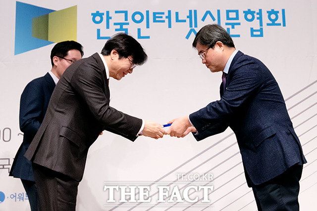 공로상 수상하는 김정기 한양대학교 신문방송학과 교수(오른쪽)