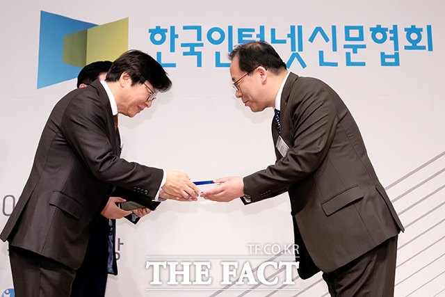 정치부문 박용진 더불어민주당 의원, 대리수상하는 김성영 보좌관