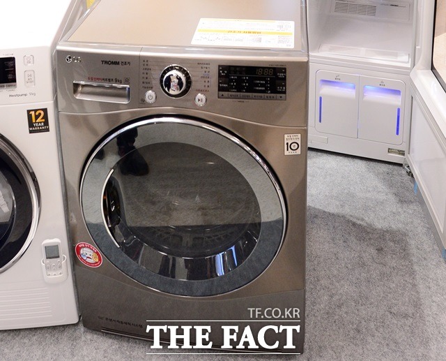 LG전자가 지난달부터 12일부터 사전 예약판매를 진행했던 16kg 대용량 듀얼 인버터 히트펌프 트롬 건조기가 KC안전인증 전 시장에 나온 것으로 전해졌다. 사진은 LG전자의 9kg 용량 건조기 모습. /더팩트 DB