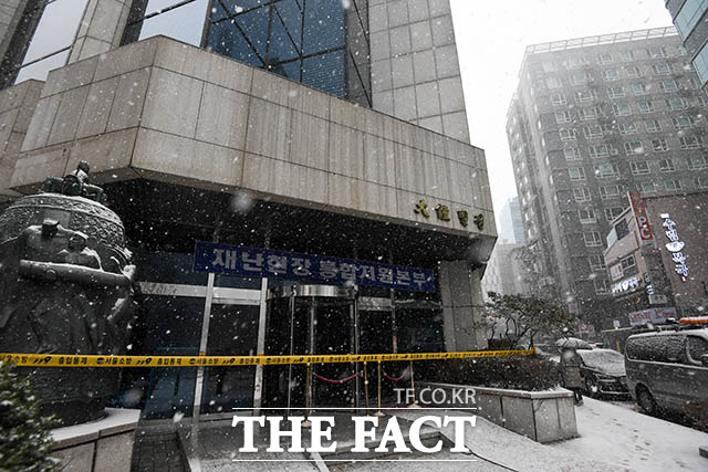 붕괴 위험으로 출입제한 조치가 내려진 서울 강남구 삼성동 대종빌딩이 13일 오전 출입이 통제되고 있다. /김세정 기자
