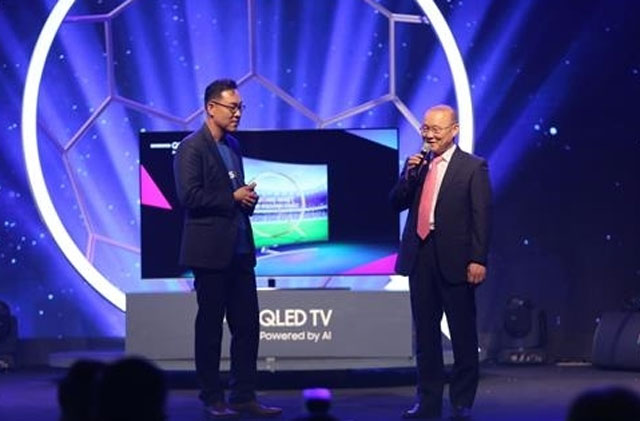 삼성전자는 베트남 시장 내 QLED TV 판매 확대를 위해 박항서 감독을 모델로 활용하고 있다. 사진은 지난 5월 QLED TV 론칭 행사에 참석한 박항서 감독. /삼성전자 제공