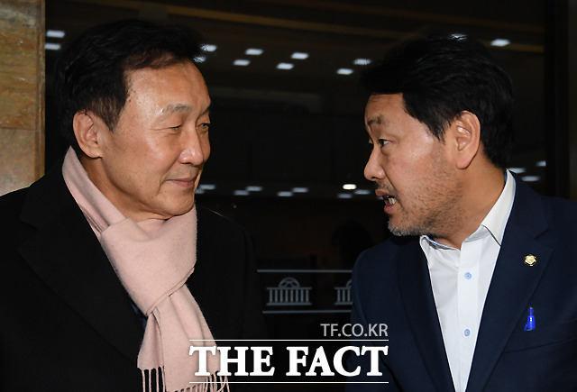 손 대표의 단식에 수염을 깎지 않는 김관영 원내대표(오른쪽)
