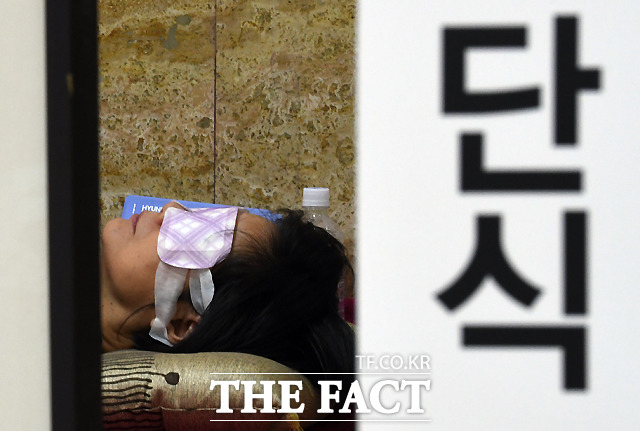 선거구 개혁을 촉구하며 9일째 단식 농성을 이어가고 있는 이정미 정의당 대표가 14일 오전 서울 여의도 국회 농성장에서 누워 휴식을 취하고 있다. /국회=이새롬 기자