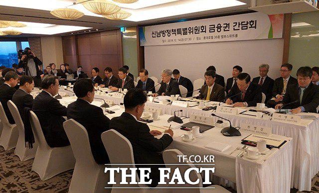 김현철 청와대 경제보좌관 겸 신남방정책위원회 위원장과 신남방 국가에 진출한 정책금융기관 및 주요 은행권 관계자들이 14일 서울 중구 소공동 롯데호텔에서 열린 신남방정책특별위원회 금융권 간담회에 참석하고 있다. /지예은 기자