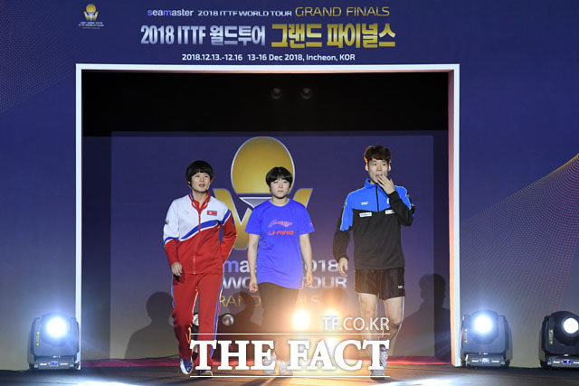 2018 ITTF 그랜드 파이널스 혼합복식 결승전 출전한 북한 차효심(왼쪽)과 대한민국 장우진