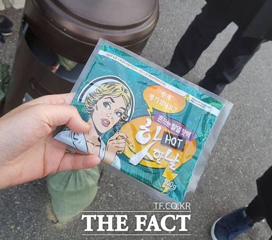 혼주인 박용만 대한상공회의소 회장은 지난 8일 신라호텔에서 열린 박서원·조수애 결혼식에서 영하 12도를 밑도는 강추위에 떨고 있는 취재진을 발견하자 두산그룹 직원을 통해 핫팩을 전달했다. /안옥희 기자