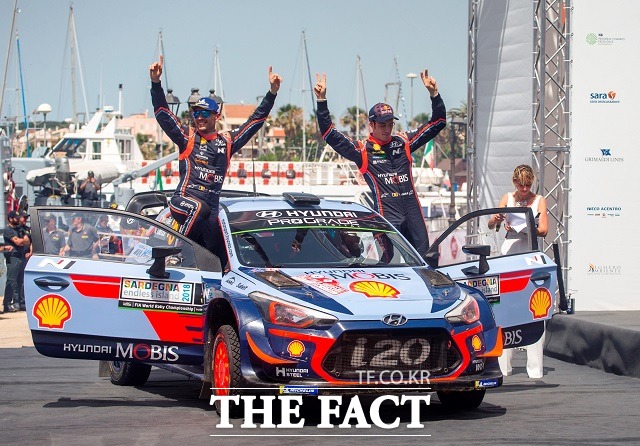 현대차 월드랠리팀이 세바스티앙 롭을 영입해 2019년 WRC 종합 우승에 도전한다. 사진은 현대차 월드랠리팀이 지난 6월 이탈리아 샤르데냐에서 열린 2018 월드랠리챔피언십 7차 대회에서 우승을 차지한 모습이다. /현대자동차 제공