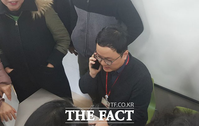 SK텔레콤 직원이 품질이 향상된 음성통화를 시연하고 있다. /을지로=이성락 기자