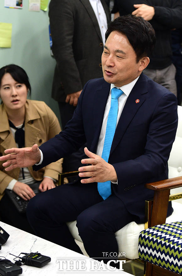 제주도는 국민건강보험법 대상이 제주도가 주체가 아니며 문재인 대통령 공약을 들며 영리병원 확산은 과도한 해석이라고 선을 그었다. 사진은 원희룡 제주도지사의 모습. /임세준 기자