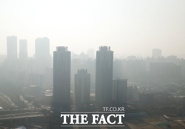 숨 막히는 대기질… 먼지 도시된 서울