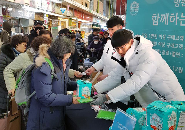 소상공인 지원 KT 온(ON)마켓 행사를 진행하는 KT 직원들이 지난 15일 서울 마포구 망원시장에서 시장 방문 고객들에게 장바구니·온쫄면·온음료 등을 나눠주고 있다. /KT 제공