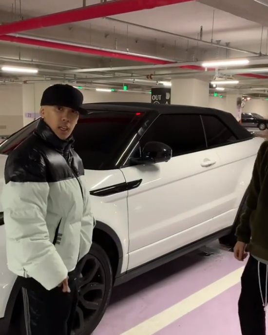 래퍼 도끼는 18일 인스타그램에 매니저에게 차를 선물하는 장면이 담긴 영상을 게재했다. /도끼 인스타그램