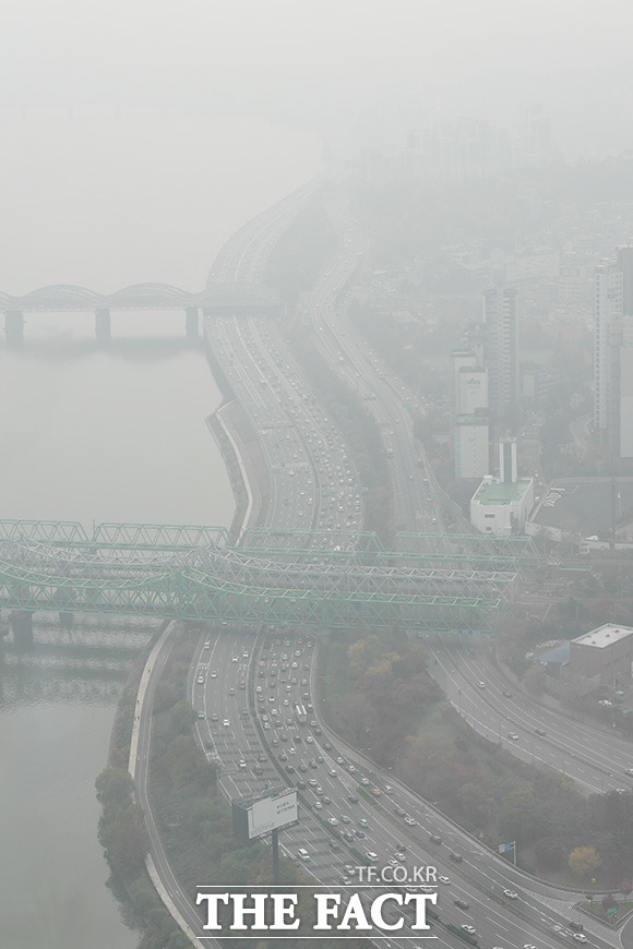 기상청에 따르면 19일 전국이 흐리고 포근하지만, 미세먼지 농도는 나쁨을 보이겠다. 초미세먼지 농도가 나쁨 수준을 보인 날 여의도 63스퀘어 전망대에서 바라본 여의도 일대. /남용희 기자
