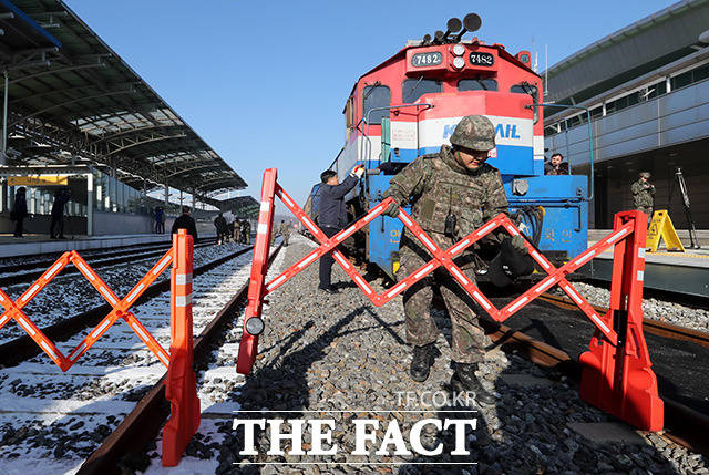 18일 오전 경기 파주시 도라산역에서 1사단 장병들이 남북 철도공동조사에 나섰던 우리측 열차의 안전점검을 하고 있다.