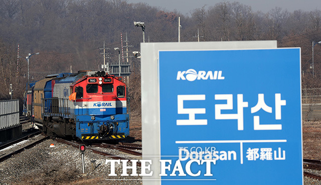 남북 철도공동조사에 나섰던 우리 측 열차가 18일 오전 경기도 파주 도라산역으로 들어서고 있다./사진공동취재단