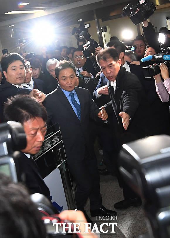 이학재 의원이 18일 국회 정론관에서 자유한국당 복당 기자회견을 가진 직후 일부 당직자들의 기습 항의에 피신하고 있다. /국회=이새롬 기자