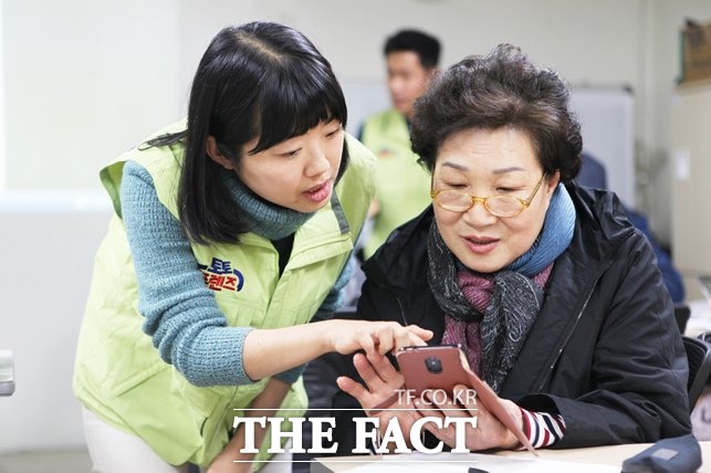 스마트폰 교육 봉사활동을 진행하고 있는 토토프렌즈 봉사./케이토토 제공