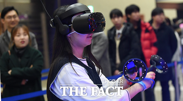 VR 엑스포 2018 박람회를 찾은 시민들