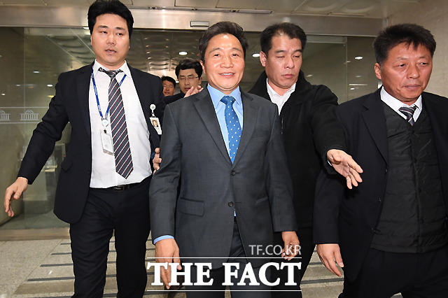 18일 한국당 복당 기자회견 직후 항의하는 당직자들을 피해 국회를 빠져 나가는 이학재 의원. /이새롬 기자