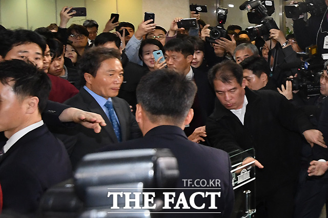 자유한국당 복당 기자회견을 마친 이학재 의원
