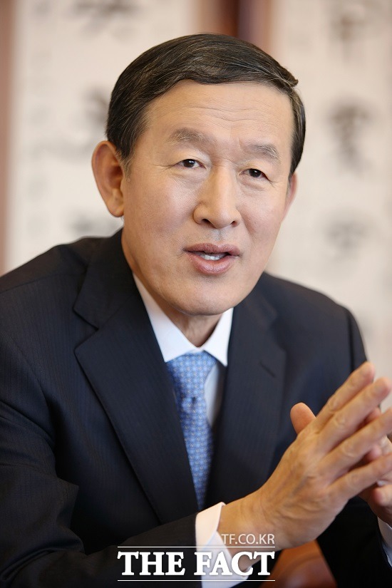 GS그룹이 연말 이웃사랑 성금 40억 원을 사회복지공동모금회에 기탁했다고 18일 밝혔다. 허창수 GS그룹 회장 /GS그룹 제공