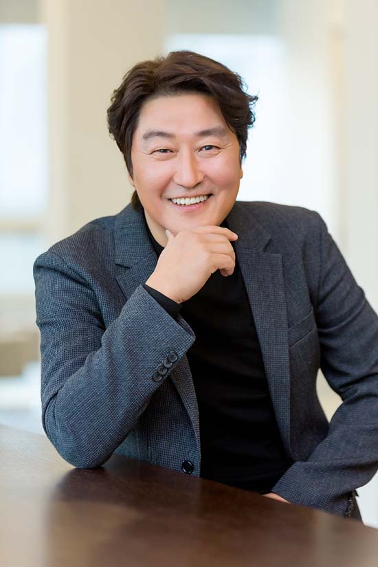 송강호는 19일 개봉한 영화 마약왕에서 아시아를 주름잡는 마약왕 이두삼 역을 맡아 열연했다. /호두앤유엔터테인먼트 제공