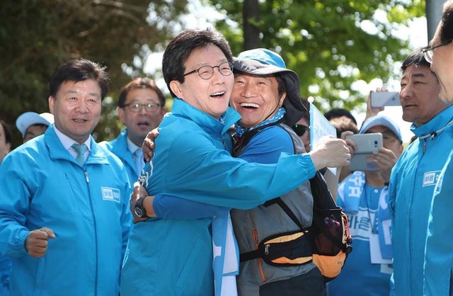 이학재 의원의 바른미래당 탈당으로 유승민 전 대표의 거취에 이목이 쏠린다. 유 전 대표는 지난 1월 이 의원의 바른정당 잔류 결정에 대해 당 대표로서 깊이 감사드린다며 환영의 뜻을 보낸 바 있다. 유 전 대표(왼쪽)와 이 의원(오른쪽)의 다정한 모습. /이학재 의원 페이스북