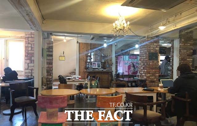 송강호의 인터뷰가 진행된 서울 종로구 삼청동의 카페 내부 모습. 기자들이 송강호의 인터뷰를 앞두고 준비하고 있다.