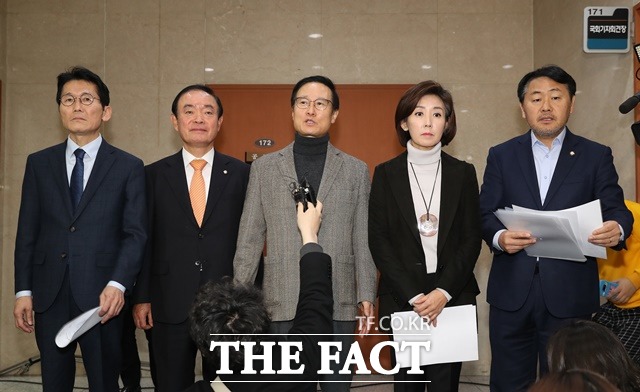 지난 15일 여야 5당 원내대표들이 국회 정론관에서 선거제 개혁에 대한 합의문을 발표한 뒤 기자들의 질문에 답하는 모습. 사진은 왼쪽부터 윤소하 정의당, 장병완 민주평화당, 홍영표 더불어민주당, 나경원 한국당, 김관영 바른미래당 원내대표. /뉴시스