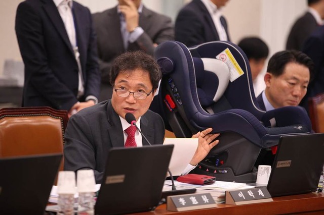 자유한국당으로 당적을 옮긴 이학재 의원의 정보위원회 위원장직을 놓고 각 당에서 이부자리 논쟁이 뜨거워지고 있다. 사진은 발언하고 있는 이 의원의 모습.  /이학재 의원 페이스북