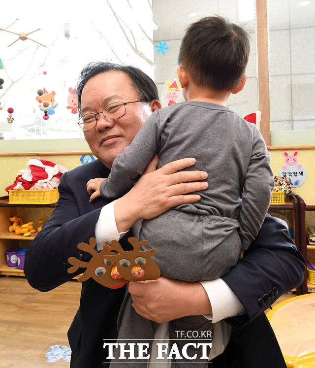 김 장관은 이날 어린이집을 방문해 케이크 등 아이들을 위한 간식을 전달했다.