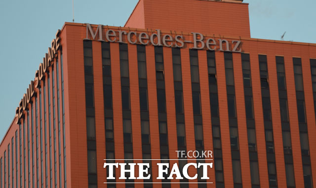 배출가스 관련 인증 절차를 위반한 혐의로 기소된 메르세데스-벤츠코리아가 20일 법원의 판결에 항소하겠다는 뜻을 밝혔다. /더팩트 DB