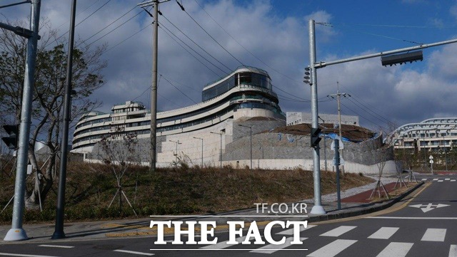 녹지국제병원 주변은 여전히 공사 중이었다. 아래로는 제주 바다가 내려다보이는 아름다운 풍경을 자랑하지만, 현재 녹지국제병원 주변은 인적을 찾기 어려울 정도로 황량했다.