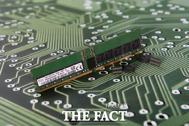 SK하이닉스는 지난달 세계 최초 국제반도체표준협의기구 규격을 적용한 DDR5 D램 개발에 성공했다고 밝혔다. /SK하이닉스 제공