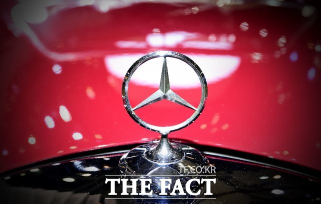 한국수입자동차협회에 따르면 올해 1월부터 11월까지 벤츠는 국내 시장에서 모두 6만4321대를 판매, 전체의 26.7%를 차지하며 3년 연속 판매량 1위에 올랐다.