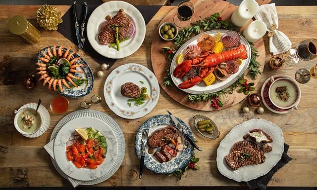 외식비 인상 등으로 집에서 크리스마스와 연말 분위기를 내고 싶어하는 홈파티족이 늘면서 유통업계가 관련 먹거리를 잇따라 내놓고 있다. 사진은 GS25 스테이크 세트 상품들을 조리 후 플레이팅한 모습. / GS25 제공