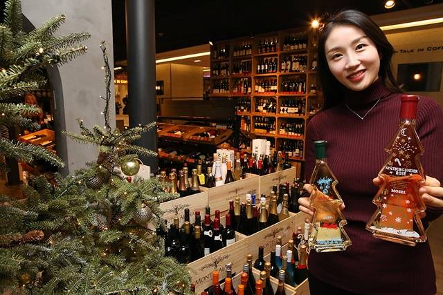 홈파티용 주류로는 와인이 각광받고 있다. 현대백화점은 25일까지 인기 와인 할인전을 진행한다. /현대백화점 제공