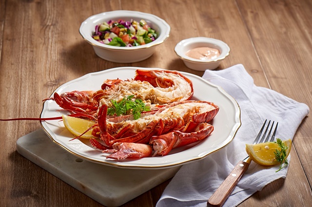 업계는 스테이크 세트, 랍스터, 오이스터 세트 등 가성비를 높이고 간편한 조리로 레스토랑 수준의 요리를 완성할 수 있는 다양한 홈파티 메뉴를 선보이고 있다. /롯데쇼핑 제공