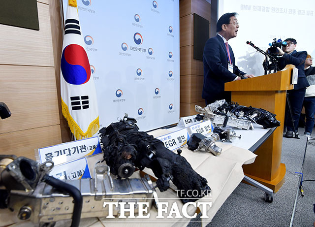 국토교통부가 24일 오전 서울 종로구 정부서울청사 별관에서 BMW 화재 원인 조사 결과를 공개한 가운데 박삼수 민관합동조사단장이 브리핑을 하고 있다. /이덕인 기자