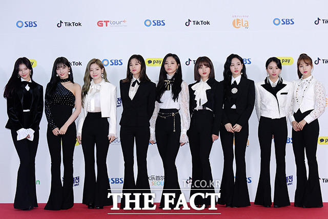 걸그룹 트와이스가 25일 오후 서울 구로구 경인로 고척스카이돔에서 열린 2018 SBS 가요대전 포토월 행사에 참석해 포즈를 취하고 있다. /이선화 기자