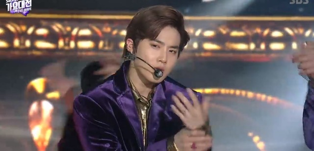 2018 SBS 가요대전 엔딩무대를 장식한 그룹 엑소. 리더 수호가 강렬한 눈빛으로 퍼포먼스를 펼치고 있다. /SBS 방송캡처