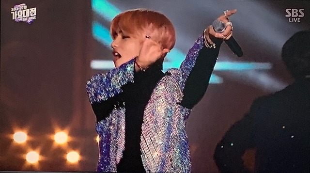 열정적인 퍼포먼스를 보여주며 팬들의 호응을 유도하는 방탄소년단 멤버 뷔. /SBS 방송캡처