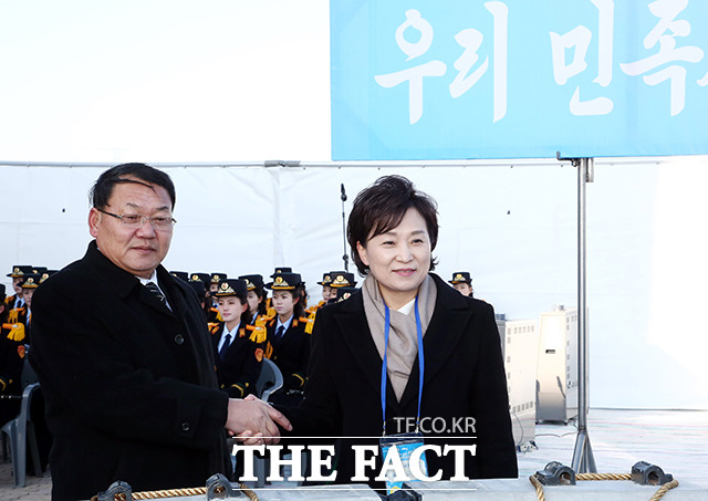 침목 서명식 하는 김현미 국토교통부 장관(오른쪽)과 북측 김윤혁 철동성 부상