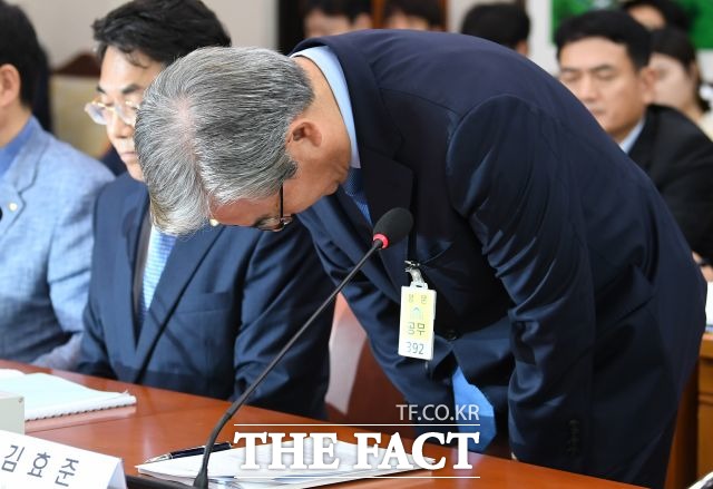 BMW는 올해 차량 화재 논란으로 소비자 신뢰가 무너졌다. 사진은 지난 8월 국회 국정감사에 출석한 김효준 BMW코리아 대표이사가 고개 숙여 사과하는 모습. /더팩트 DB