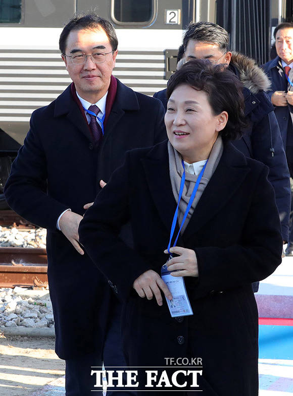착공식에 참석한 김현미 국토교통부 장관(오른쪽)과 조명균 통일부 장관