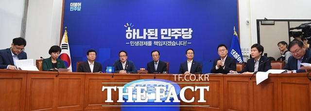 더불어민주당이 현역 의원 평가에 보좌진의 직책당비납부를 사실상 강제하는 항목을 포함시켜 논란이 일고 있다. /이새롬 기자