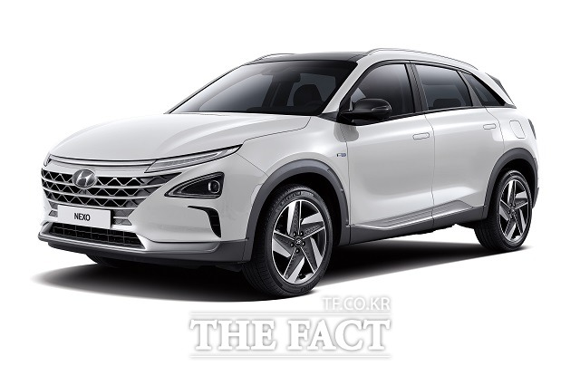 현대자동차의 수소전기차 넥쏘가 26일 인터컨티넨탈 호텔에서 열린 국토부 주관 2018년 신차안전도평가 시상식에서 중형 SUV 부문, 친환경차 부문, 어린이보호 부문 최우수 3관왕에 올랐다. /현대자동차 제공