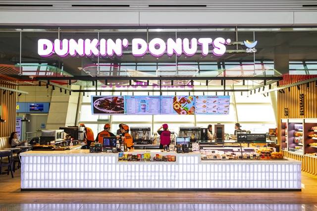 던킨도너츠가 고객 대다수가 여행객인 인천국제공항 상권 특성을 살려 간편식 위주의 스낵킹 콘셉트의 매장으로 인천공항 1호점을 리뉴얼 오픈했다. /SPC그룹 제공
